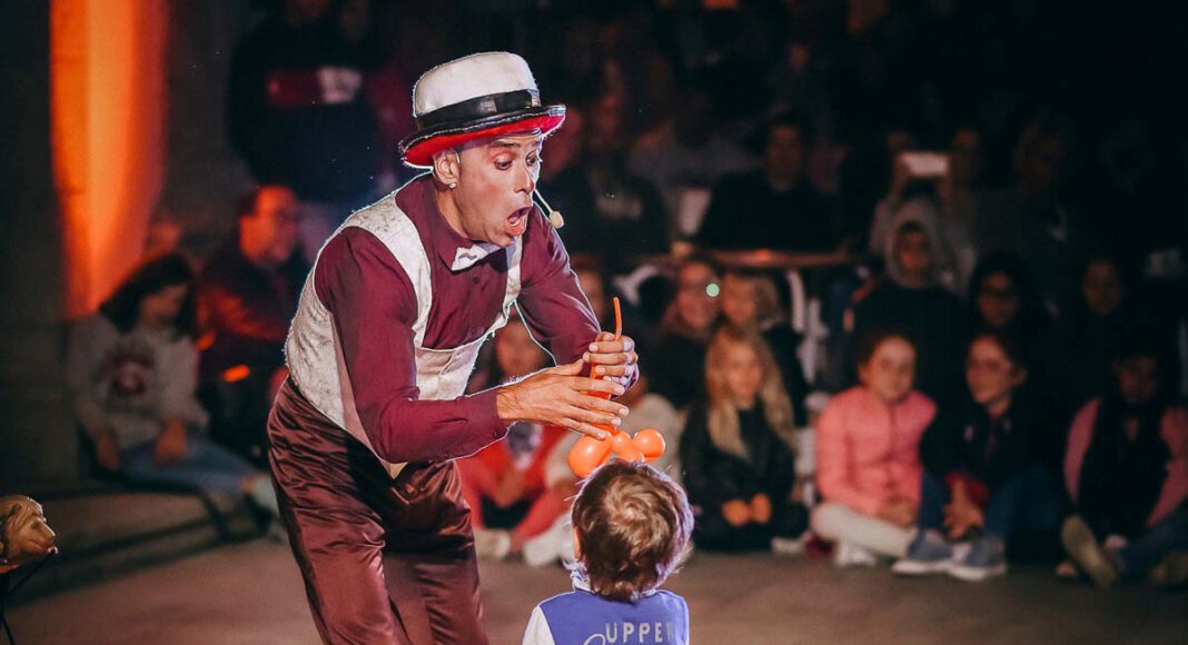 Javi Javichy kommt aus Spanien und wird bei der Straßenkunst in Werne mit Jonglage, Schauspiel und unfassbaren Balanceacts begeistern. Foto: Zeitenwanderer / Fernando Carvalho