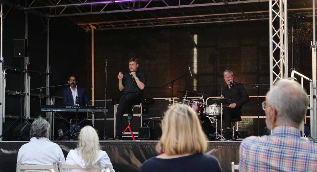 Brachten den Werner Kirchplatz zum Schwingen: Eeco Rijken Rapp als Pianist und Sänger, Überraschungsgast Bertram Becher an der Mundharmonika und David Herzel am Schlagzeug. Foto: Anke Barbara Schwarze