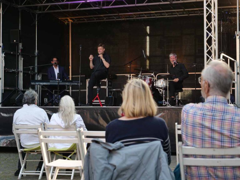 Brachten den Werner Kirchplatz zum Schwingen: Eeco Rijken Rapp als Pianist und Sänger, Überraschungsgast Bertram Becher an der Mundharmonika und David Herzel am Schlagzeug. Foto: Anke Barbara Schwarze