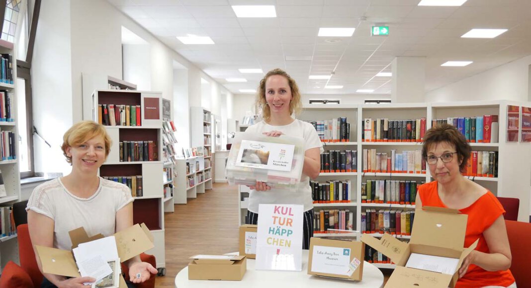 Kulturhäppchen für Genießer. Dr. Constanze Döhrer, Kathrin Kötter und Gerlinde Schürkmann (von links) präsentieren die Take-Away-Box für das „Museum zuhause“ und den fantasievollen Märchenkoffer. Foto: Gaby Brüggemann