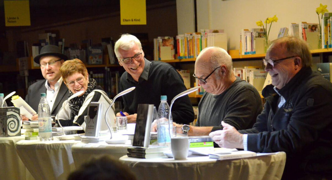 Magnus See, Liane Jäger, Moderator Dieter Vatheuer, Ludger Burmann und Hartmut Marks (oben, von links) stritten zuletzt 2019 öffentlich fröhlich über ihre Lieblingsbücher. Archivfoto: Prokofev