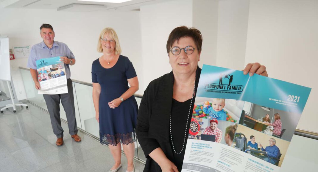 Anja Josefowitz, Katja Sträde und Landrat Mario Löhr als Schirmherr (von vorne) stellen den Wettbewerb 