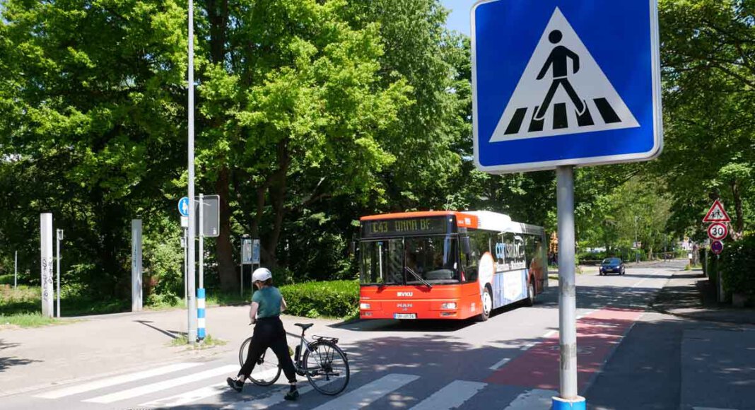 So ist es richtig: Anita Lehrke, Volontärin beim Kreis Unna, fährt regelmäßig mit dem Rad zur Arbeit – und schiebt ihr Fahrrad über den Zebrastreifen. Foto: Birgit Kalle – Kreis Unna