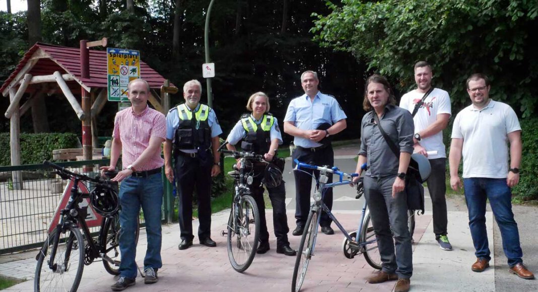 Auftakt der Serie „Radfahren – Aber sicher!“ am Alleenradweg in Bönen mit (v.l.): Michael Arnold (Straßenverkehrsbehörde Kreis Unna), Thomas Stoltefuß (Erster Polizeihauptkommissar, Leiter des Verkehrsdienstes der KPB), Eve Wedel (Polizeioberkommissarin, Verkehrssicherheitsberaterin KPB), Bernd Pentrop (Polizeihauptkommissar und Leiter der Pressestelle der KPB), Holger Middelmann (Fachbereich Bauen Kreis Unna), Rene Böhm ( Klimaschutzmanager Gemeinde Bönen) und Maximilian Drexler (Radfahrbeauftragter Gemeinde Bönen). Foto: Birgit Kalle – Kreis Unna