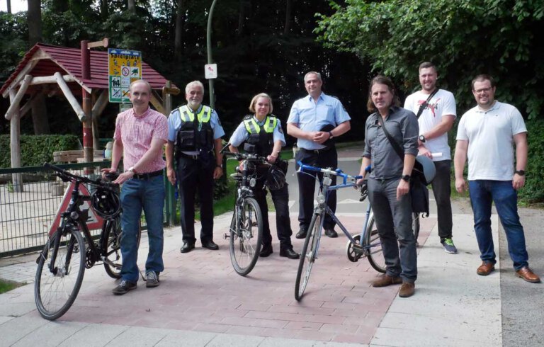 Auftakt der Serie „Radfahren – Aber sicher!“ am Alleenradweg in Bönen mit (v.l.): Michael Arnold (Straßenverkehrsbehörde Kreis Unna), Thomas Stoltefuß (Erster Polizeihauptkommissar, Leiter des Verkehrsdienstes der KPB), Eve Wedel (Polizeioberkommissarin, Verkehrssicherheitsberaterin KPB), Bernd Pentrop (Polizeihauptkommissar und Leiter der Pressestelle der KPB), Holger Middelmann (Fachbereich Bauen Kreis Unna), Rene Böhm ( Klimaschutzmanager Gemeinde Bönen) und Maximilian Drexler (Radfahrbeauftragter Gemeinde Bönen). Foto: Birgit Kalle – Kreis Unna