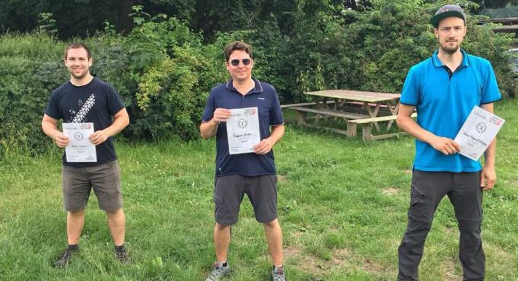 Robin Victor (links) belegte bei seiner Discgolf-Premiere gleich den zweiten Platz. Foto: Privat