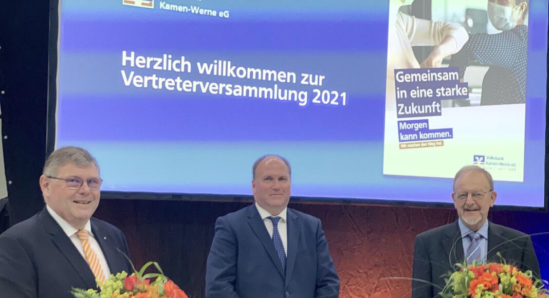 Ralf Schotte (Vorstand) und Reinhard Gold (ehemaliger stellvertretender Aufsichtsratsvorsitzender) wurden mit der goldenen Nadel des Genossenschaftsverbandes für ihre Tätigkeiten geehrt. Foto: Thomas Gickel
