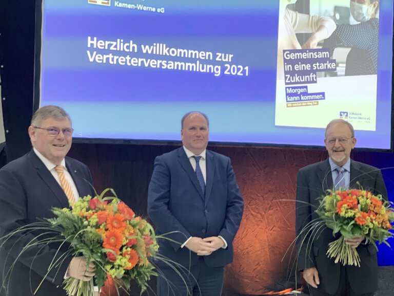 Ralf Schotte (Vorstand) und Reinhard Gold (ehemaliger stellvertretender Aufsichtsratsvorsitzender) wurden mit der goldenen Nadel des Genossenschaftsverbandes für ihre Tätigkeiten geehrt. Foto: Thomas Gickel