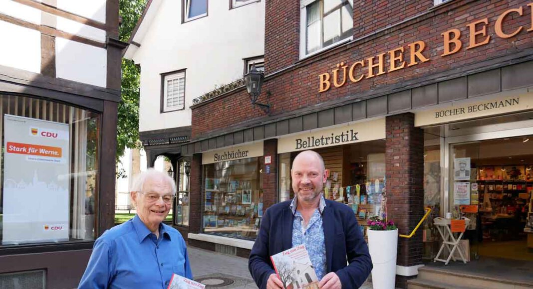 Historiker Karl-Heinz Schwarze (links) hat sich dem Thema des Kulturkampfs im 19. Jahrhundert und dessen Auswirkungen in Werne gewidmet. Gemeinsam mit Buchhändler Hubertus Waterhues stellte er sein Buch zum Machtspiel zwischen Berlin und Rom vor. Foto: Gaby Brüggemann