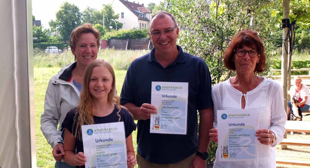 Stadtradeln 2021 in Werne: Als fahrradaktivste Familien wurden Claudia Lange mit Tochter Ilva sowie Artur und Ursula Reichert (v.li.) geehrt. Foto: Höinghaus