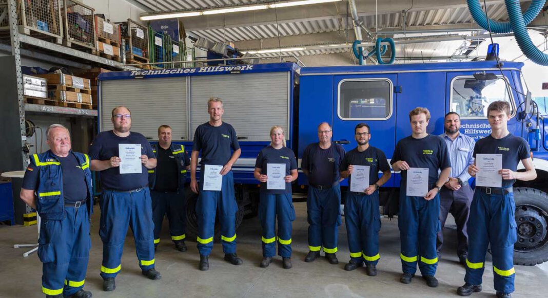 Sechs neue THW-Helfer schlossen ihre sechsmonatige Grundausbildung mit Erfolg ab. Von links: Siegfried Wingenfeld, Ortsbeauftragter des THW Werne, Phillip Breddemann, Prüfungsleiter Tim Ramin (THW-Ortsverband Kamen-Bergkamen), Stefan Reimann, Jennifer Böhmer, Martin Bruns (Ausbildungsbeauftragter des THW Werne), Manuel Wicke, Jannik Risse, Mohand El Ghoulbzoui (THW-Regionalstelle Dortmund) und Lennart Sprenger. Foto: Jörg Prochnow / THW Werne