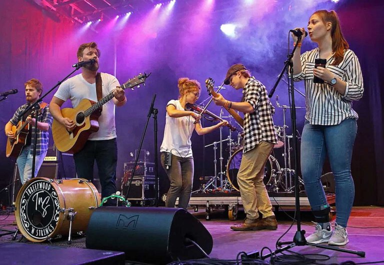 Threepwood ’N Strings aus Marl stehen für mitreißenden Indie Folk, der auch Pop, Country und Balkan Beats aufnimmt. Sie sind am 6. August im FlözK zu Gast. Foto: Alexandra Stender