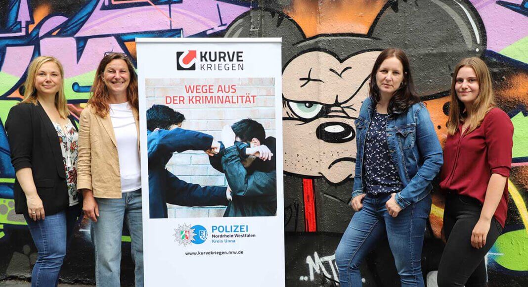 Zum Team von „Kurve kriegen“ gehören neben den Kriminalhauptkommissarinnen Melanie Kompernaß (l.) und Simone Droste (2.v.r.) die pädagogischen Fachkräfte Susanne Skubatz (2.v.l.) und Sarah Urban (r.). Foto: Kreispolizeibehörde Unna