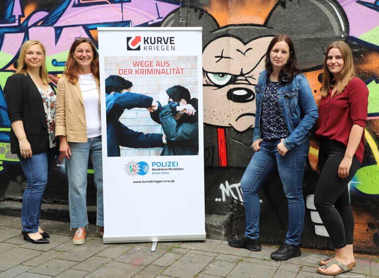Zum Team von „Kurve kriegen“ gehören neben den Kriminalhauptkommissarinnen Melanie Kompernaß (l.) und Simone Droste (2.v.r.) die pädagogischen Fachkräfte Susanne Skubatz (2.v.l.) und Sarah Urban (r.). Foto: Kreispolizeibehörde Unna