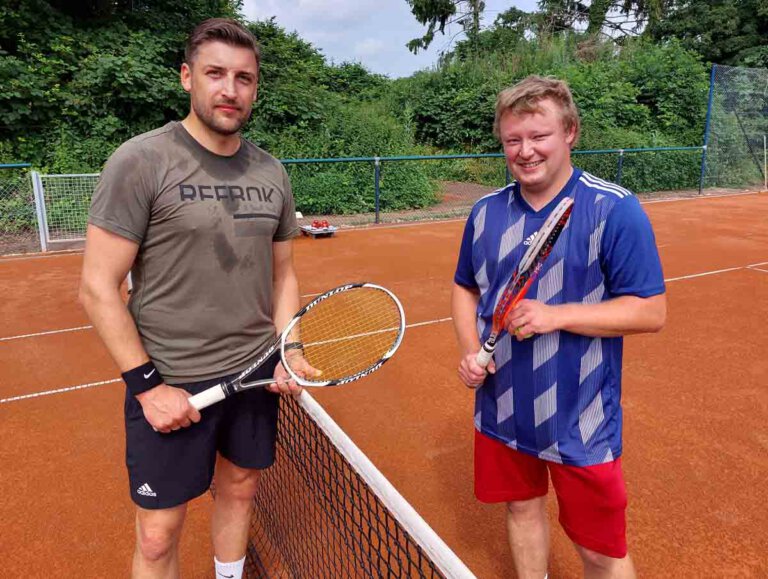 Markus Schnatmann (rechts) gewann am Samstag sein Match bei der 2. Inoffiziellen Werner Tennis-Meisterschaft gegen Pascal Breer mit 6:0 und 6:0. Foto: Wagner