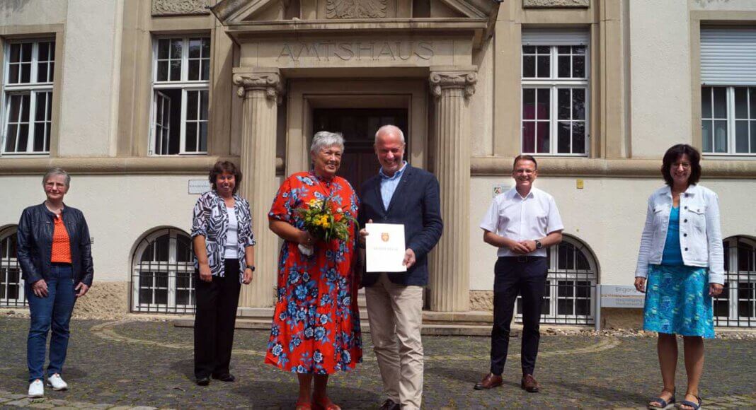 Michael Reckers (M.) mit seiner Frau Lisa wurde in den Ruhestand verabschiedet. Alles Gute wünschten Personalrätin Brigitte Althoff-Rörig (v.l.), Beigeordnete Sylvia Engemann, Bürgermeister Thomas Orlowski und Personaldezernentin Jutta Röttger. Foto: M. Woesmann / Stadt Selm