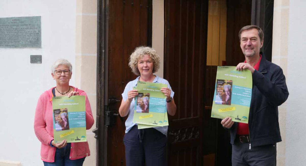 Beate Convent (Leiterin der Stadtbücherei Lünen), Annette Goebel (Netzwerk Altenarbeit) und Udo Kytzia (Evangelische Kirchengemeinde Lünen) haben die Lesung von Henning Scherf vorgestellt. Foto: Stadt Lünen