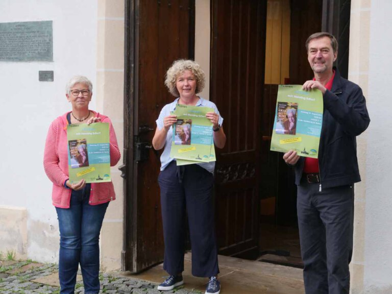 Beate Convent (Leiterin der Stadtbücherei Lünen), Annette Goebel (Netzwerk Altenarbeit) und Udo Kytzia (Evangelische Kirchengemeinde Lünen) haben die Lesung von Henning Scherf vorgestellt. Foto: Stadt Lünen