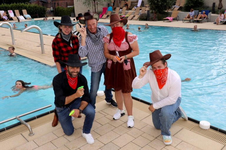 Cowboys laden im Solebad Werne zur besonderen Gymnastik ein
