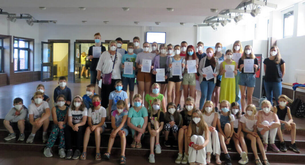 Übergabe der Zertifikate für die Mädchen und Jungen der neunten Klassen, die Paten für die Fünfer-Klassen des Schuljahres 2020/2021 sind durch Jugendpflegerin Dagmar Reuter. Foto: Thorsten Schröer