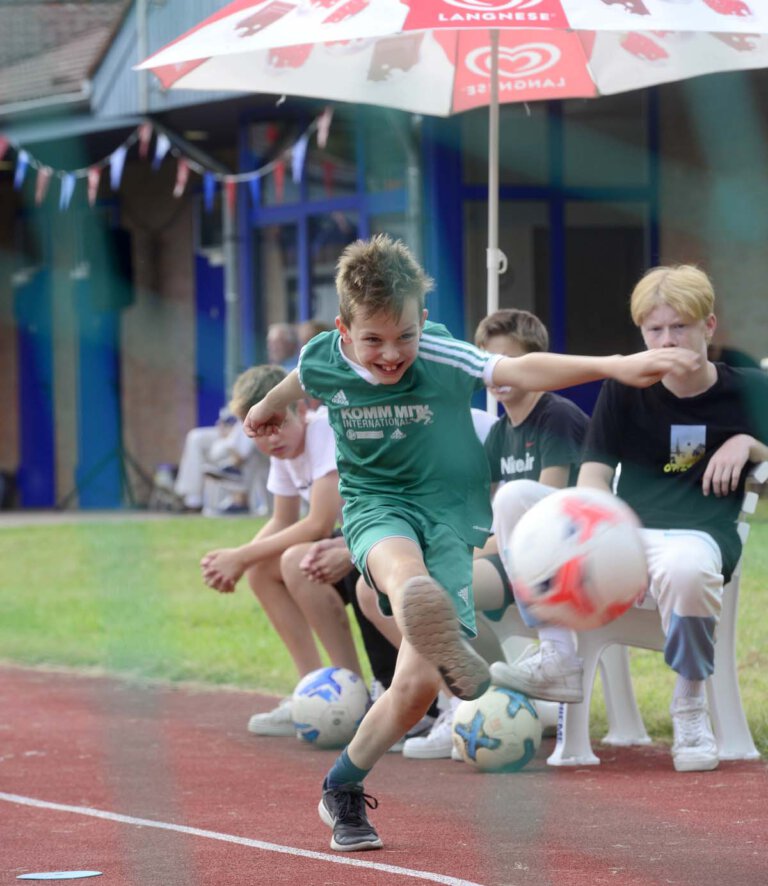 Wer hat den härtesten Schuss? Ein Radarmessgerät zeigte den Schützen, mit welcher Geschwindigkeit der Ball geschossen wurde. Foto: Stengl