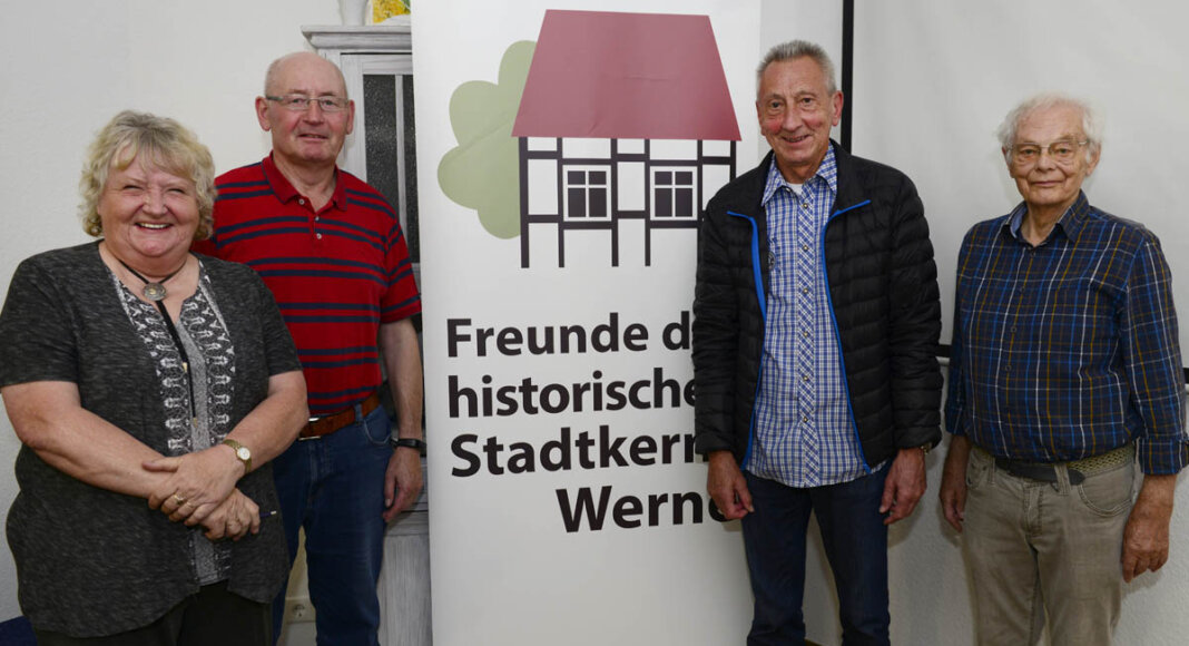 Der neue und alte Vorstand der Altstadtfreunde: (v.r.) Vorsitzender Karl-Heinz Schwarze, Geschäftsführer Hilmar Kilinski, Kassierer Werner Ueckert und Schriftführerin Heidelore Fertig-Möller. Foto: Stengl 