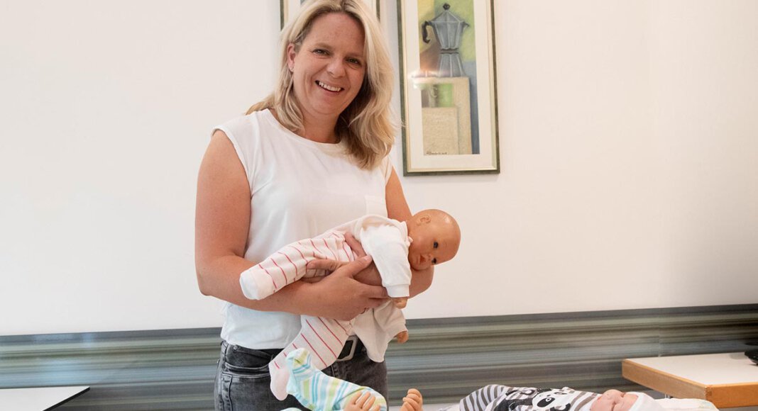 Zum Babysitterkurs von Diana Homoet gehören neben dem theoretischen Teil auch viele praktische Übungen zum Thema Säuglingspflege. Foto: Bischöfliche Pressestelle/Michaela Kiepe