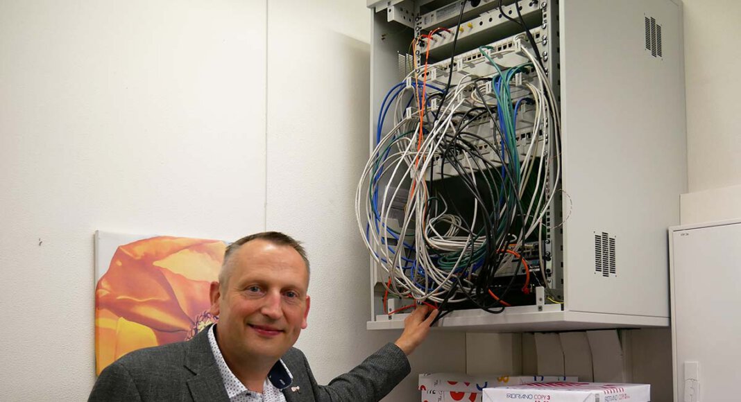 AFG-Schulleiter Marcel Damberg freut sich über die großen Fortschritte in Sachen Digitalisierung. Foto: Gaby Brüggemann