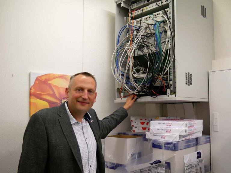 AFG-Schulleiter Marcel Damberg freut sich über die großen Fortschritte in Sachen Digitalisierung. Foto: Gaby Brüggemann