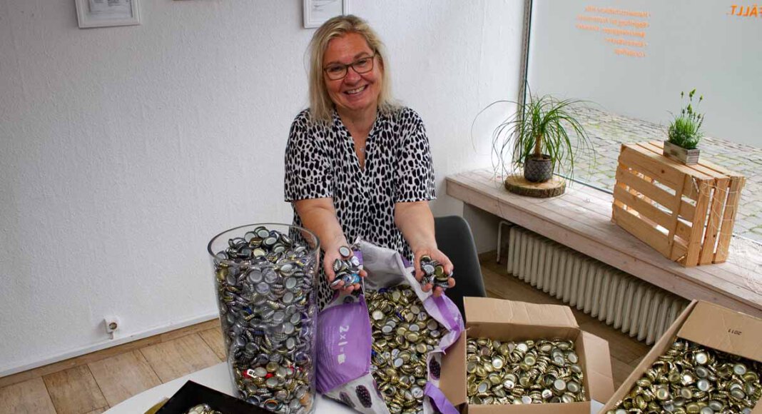 Sandra Wittler, Geschäftsführerin der „Alltagshelden“ in Werne, freut sich über die positive Resonanz auf die Kronkorken-Aktion. Foto: Isabel Schütte