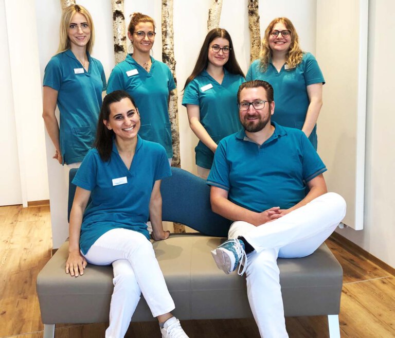 Das Praxisteam mit (hintere Reihe von links): Vanessa Helmich, Michelle Teimann, Gamze Sahan, Stephanie Wunsch; (vordere Reihe von links): Sümeyye Demir und Jan-Hendrik Tappe- Foto: KFO