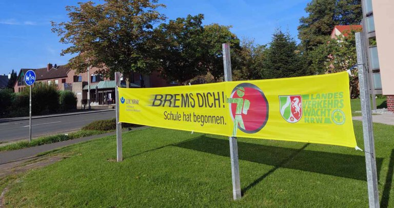 Auch mit Bannern wird auf den Schulstart hingewiesen und zum langsamen Fahren aufgefordert. Foto: Wagner