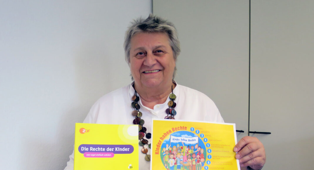 Jugendpflegerin Dagmar Reuter macht auf den neuen Wettbewerb zum Weltkindertag aufmerksam. Foto: Jugendamt Werne