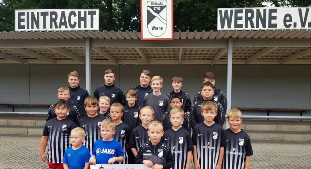 Der Spendenscheck geht von Eintracht Werne an die Aktion „Lichtblicke“ zugunsten der Flutopfer. Foto: Baus
