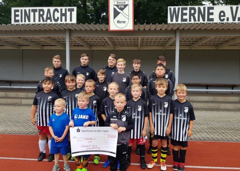 Der Spendenscheck geht von Eintracht Werne an die Aktion „Lichtblicke“ zugunsten der Flutopfer. Foto: Baus