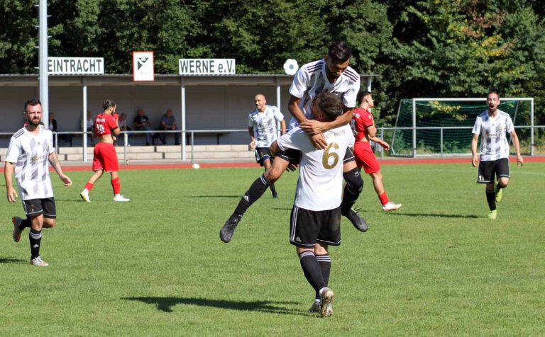 Sami Schebab (Nummer 6) lässt sich nach seinem Traumtor feiern. Zum Sieg gegen die SG Bockum-Hövel reichte der Treffer am Ende aber nicht. Foto: Wagner