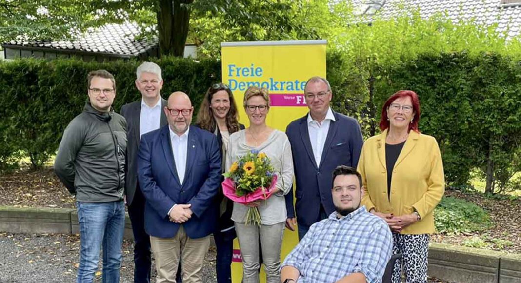 Der Ortsparteitag der Liberalen mit (von links) Michael Szopieray, Christoph Dammermann, Olaf in der Beek MdB, Dagny Dammermann, Claudia Lange, Artur Reichert, Lucas Slunjski und Dr. Waltraud Wyborski. Foto: FDP