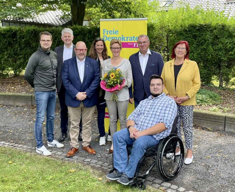 Der Ortsparteitag der Liberalen mit (von links) Michael Szopieray, Christoph Dammermann, Olaf in der Beek MdB, Dagny Dammermann, Claudia Lange, Artur Reichert, Lucas Slunjski und Dr. Waltraud Wyborski. Foto: FDP