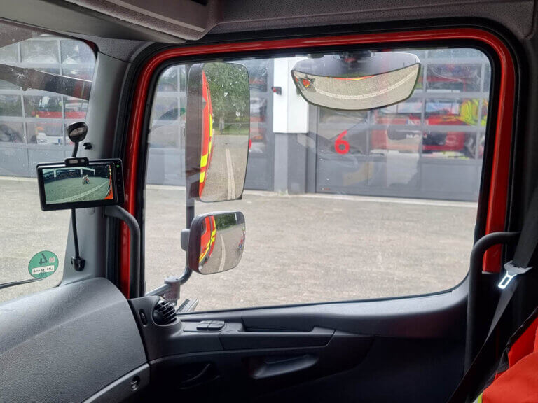 Die Abbiegeassistenten wurden installiert, um die Maschinisten bei der Fahrt der Feuerwehrfahrzeuge zu unterstützen und zuverlässig Fußgänger, Radfahrer und andere ungeschützte Verkehrsteilnehmer im Umfeld des Fahrzeugs zu schützen. Foto: Feuerwehr Werne