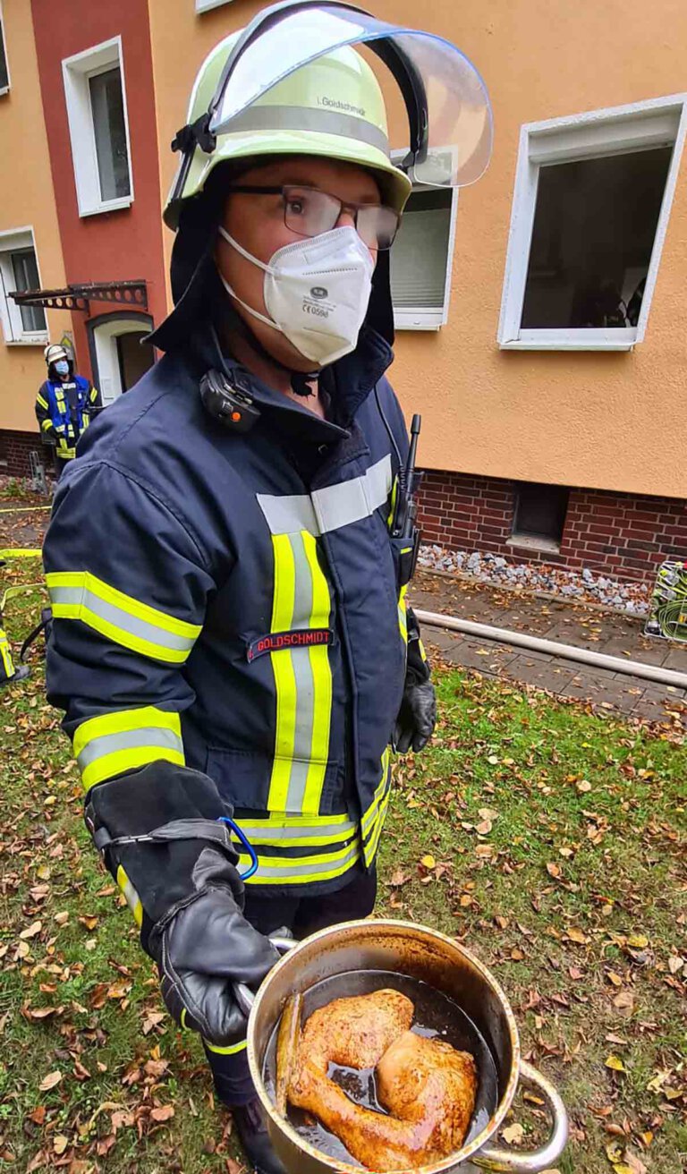 Dank des schnellen Eingreifens der Feuerwehr konnte das angebrannte Geflügel auf dem Herd keinen größen Schaden anrichten. Foto: Feuerwehr Werne