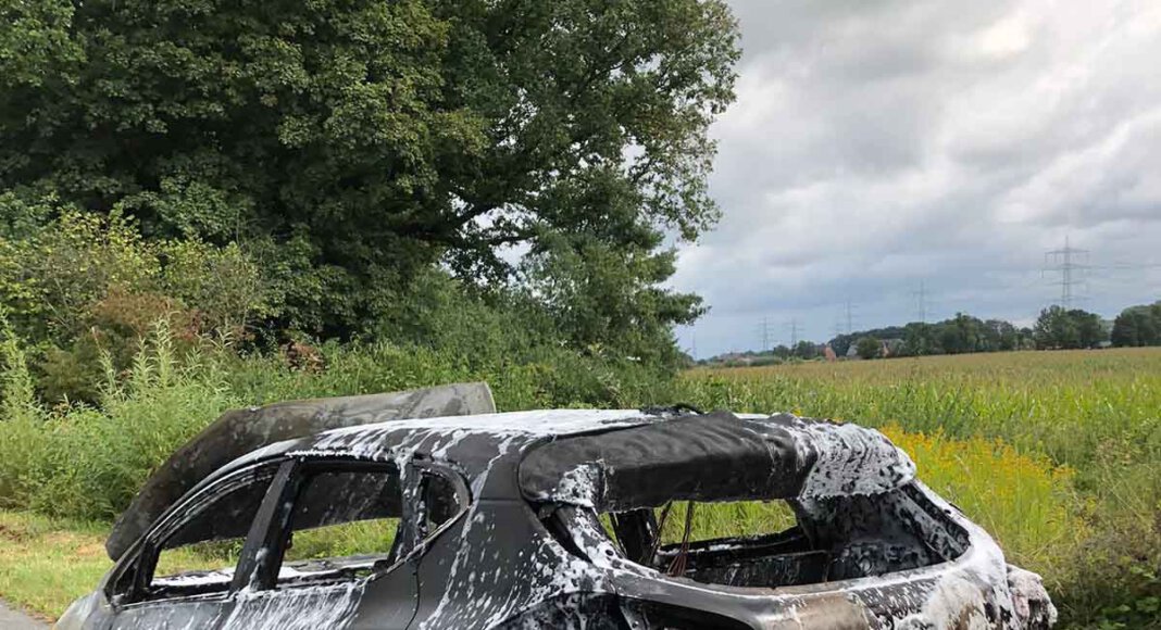 Der Pkw brannte komplett aus. Die Insassen konnten sich rechtzeitig retten. Foto: Feuerwehr Werne