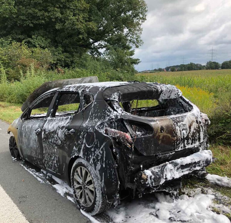 Der Pkw brannte komplett aus. Die Insassen konnten sich rechtzeitig retten. Foto: Feuerwehr Werne