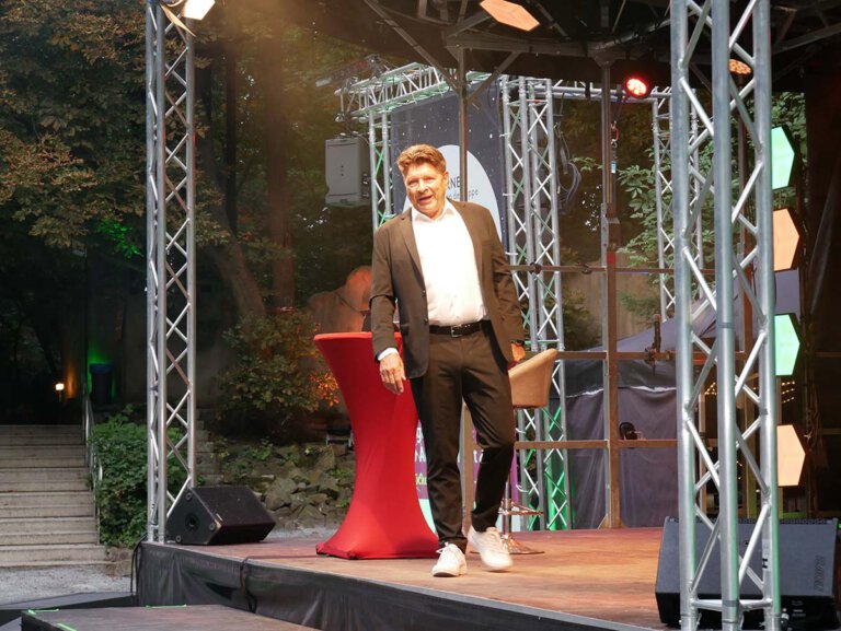 Bruno Knust alias Günna brannte in der Freilichtbühne ein Feuerwerk der guten Laune ab. Foto: Gaby Brüggemann