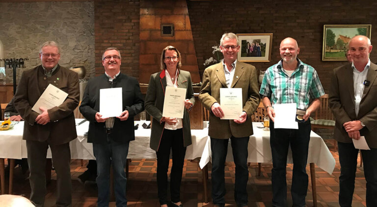 Hegeringsleiter Matthias Möllenhoff (ganz rechts) nahm die Ehrungen verdienter Mitglieder vor: (von links) Markus Smulka, Hubert Bispinghof, Claudia Bleckmann, Klaus Jürgen Buse und Ferdinand Schulze Froning. Foto: Privat