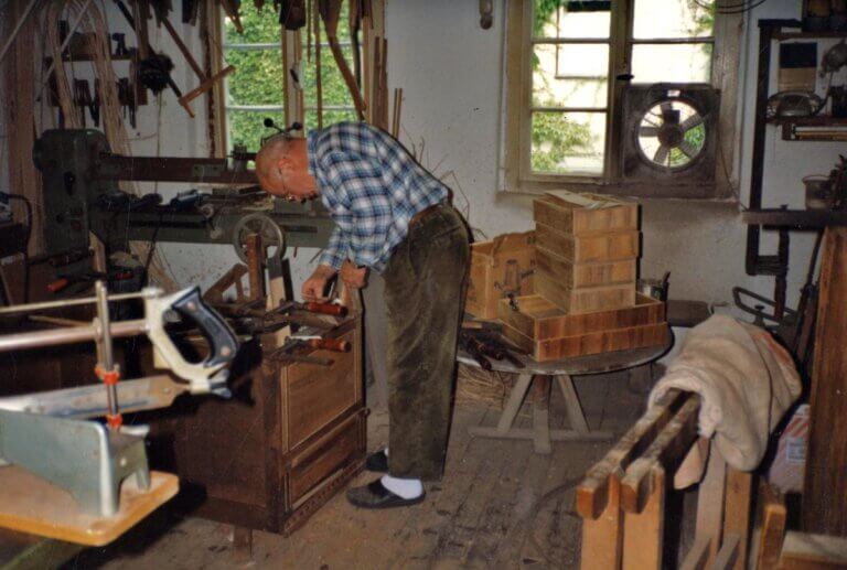 Der Geruch von Holzleim lag in der Luft, wenn Heinz Elberfeld in seiner Werkstatt arbeitete. Foto: Archiv Schwarze