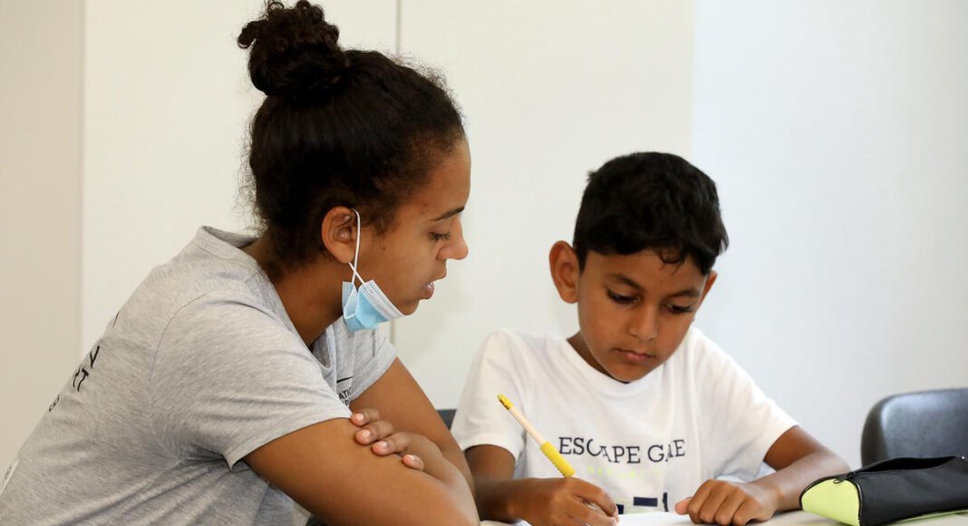 Aylin Rutayijana ist bei Hockey United Trainerin und Nachhilfelehrerin. Die Lehramtsstudentin übt hier mit Eli aus Pakistan. Foto: Volkmer