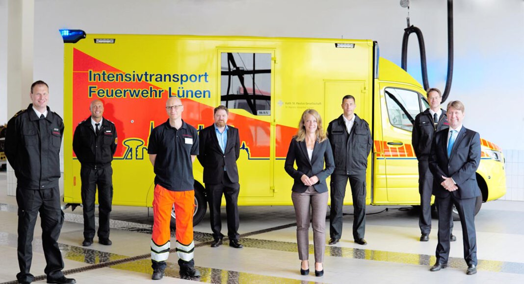 Auf dem Bild sind (von links): Dr. Christian Märkert (Leiter Feuerwehr Lünen), Tim Kewitz (Teamleiter Rettungsdienst bei der Feuerwehr Lünen), Dr. Jan Wiese (St.-Marien-Hospital), Daniel Wilms (DRK Lünen), Bettina Brennenstuhl (Erste Beigeordnete und Feuerwehrdezernentin der Stadt Lünen), Nils Schauerte (Kreis Unna), Erik Lipke (Kreis Unna), Prof. Dr. Wolfram Wilhelm (St.-Marien-Hospital). Foto: Paula Klein
