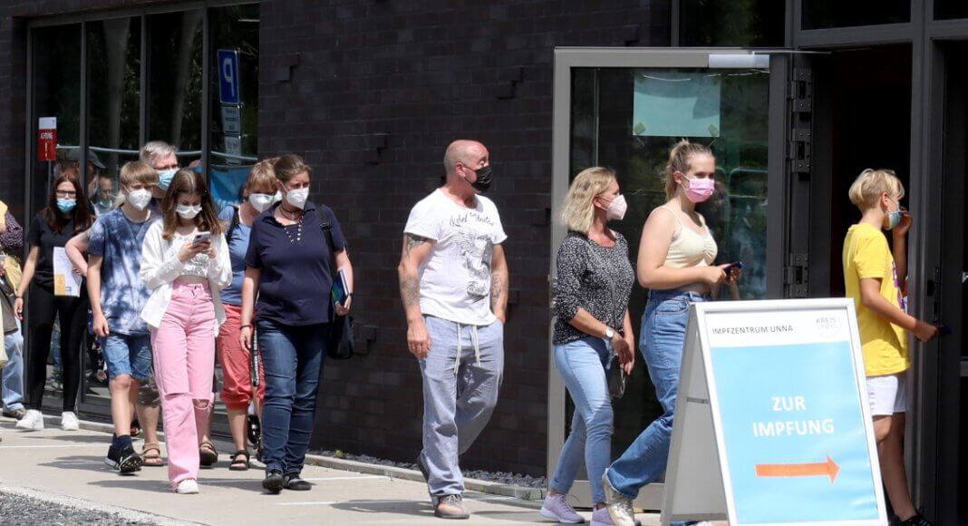 Aufgrund der großen Nachfrage wird das Impfangebot für Kinder und Jugendliche ab zwölf Jahren im Impfzentrum in Unna auf zwei Nachmittage in der Woche ausgeweitet. Foto: Volkmer