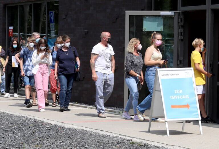 Aufgrund der großen Nachfrage wird das Impfangebot für Kinder und Jugendliche ab zwölf Jahren im Impfzentrum in Unna auf zwei Nachmittage in der Woche ausgeweitet. Foto: Volkmer