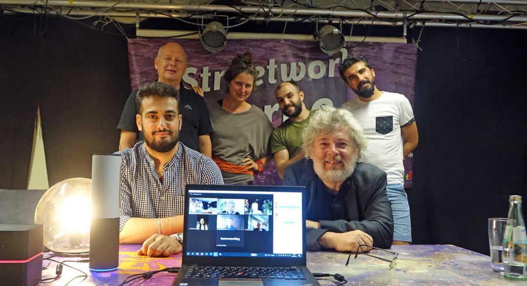 Adel Al Mofti (vorne links) und Guevara Ibisch (hinten rechts) von Youth for Future hatten den Anwalt Manuel Kabis (vorne) zum Thema Einbürgerung ins JuWeL eingeladen. Auch das Streetwork mit Katrin Schnieders und Michael Knäpper (ganz links) war dabei. Foto: Privat